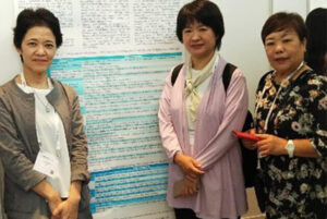 ポスター発表(左:砂川名誉教授、中央:當山講師)